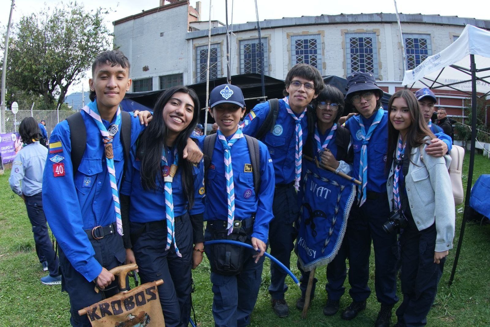 Grupo de rovers con uniforme azul